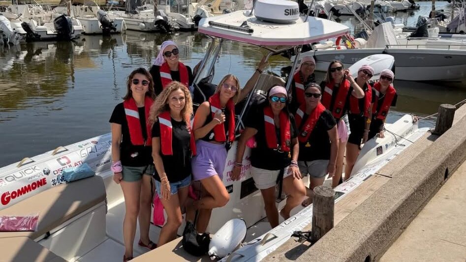 il gruppo delle ragazze del Mediterraneo in rosa, arrivate al porto