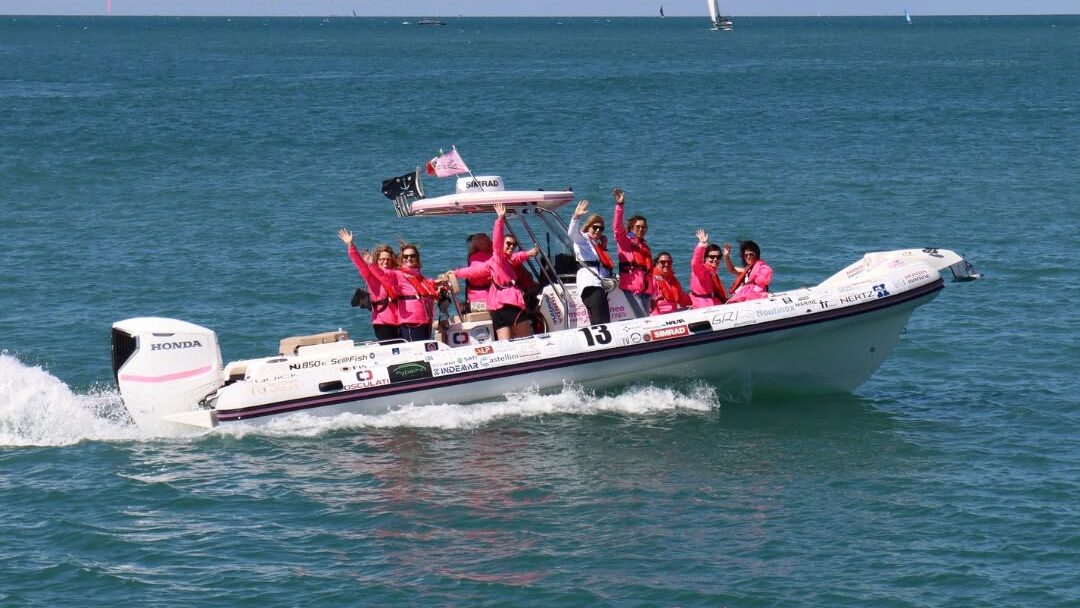 NJ 850 XL se@fish in nazigazione con le ragazze di mediterraneo in rosa